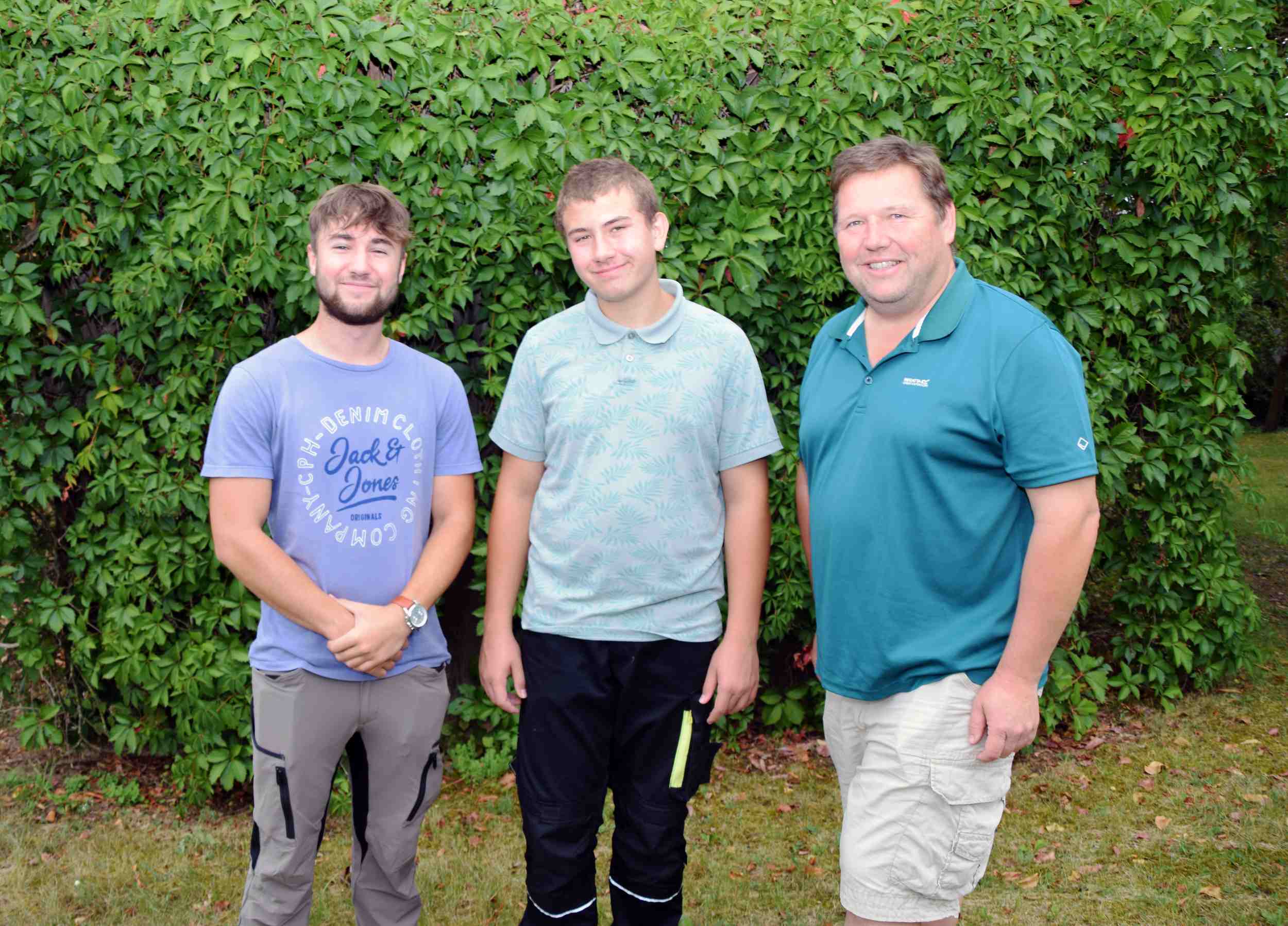 Jonas Holzbrecher und Thomas Pfeisinger unterstützen Ing. Johannes Strommer  (v.li.) und das Bauhof-Team im August bei der Grünraumpflege. Foto: Gabriele Hohenegger